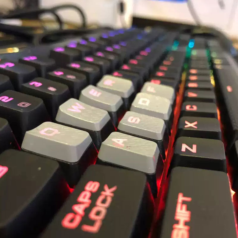قرصان لوحة المفاتيح الميكانيكي - مراجعة Gaming Keyboard Corsair وسعره